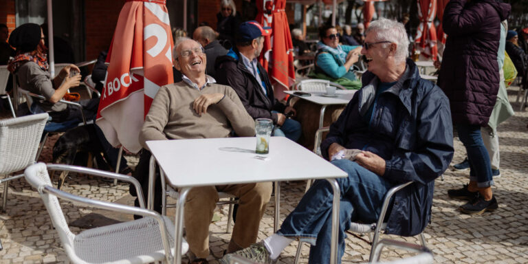 Expatriés au Portugal, des retraités retrouvent la France d’avant : « Ici, ils ont le respect de l’autorité » (Commentaires)