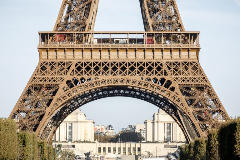 La mairie de Paris dévoile la prévisualisation du nom de Lucie Randoin inscrit sur la Tour Eiffel