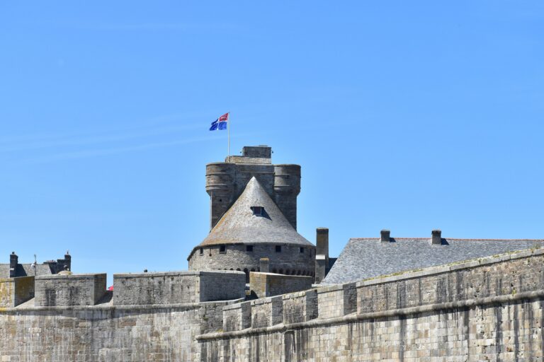 Voyagez à travers le temps et retrouvez les archives qui ont fait Saint-Malo et son histoire
